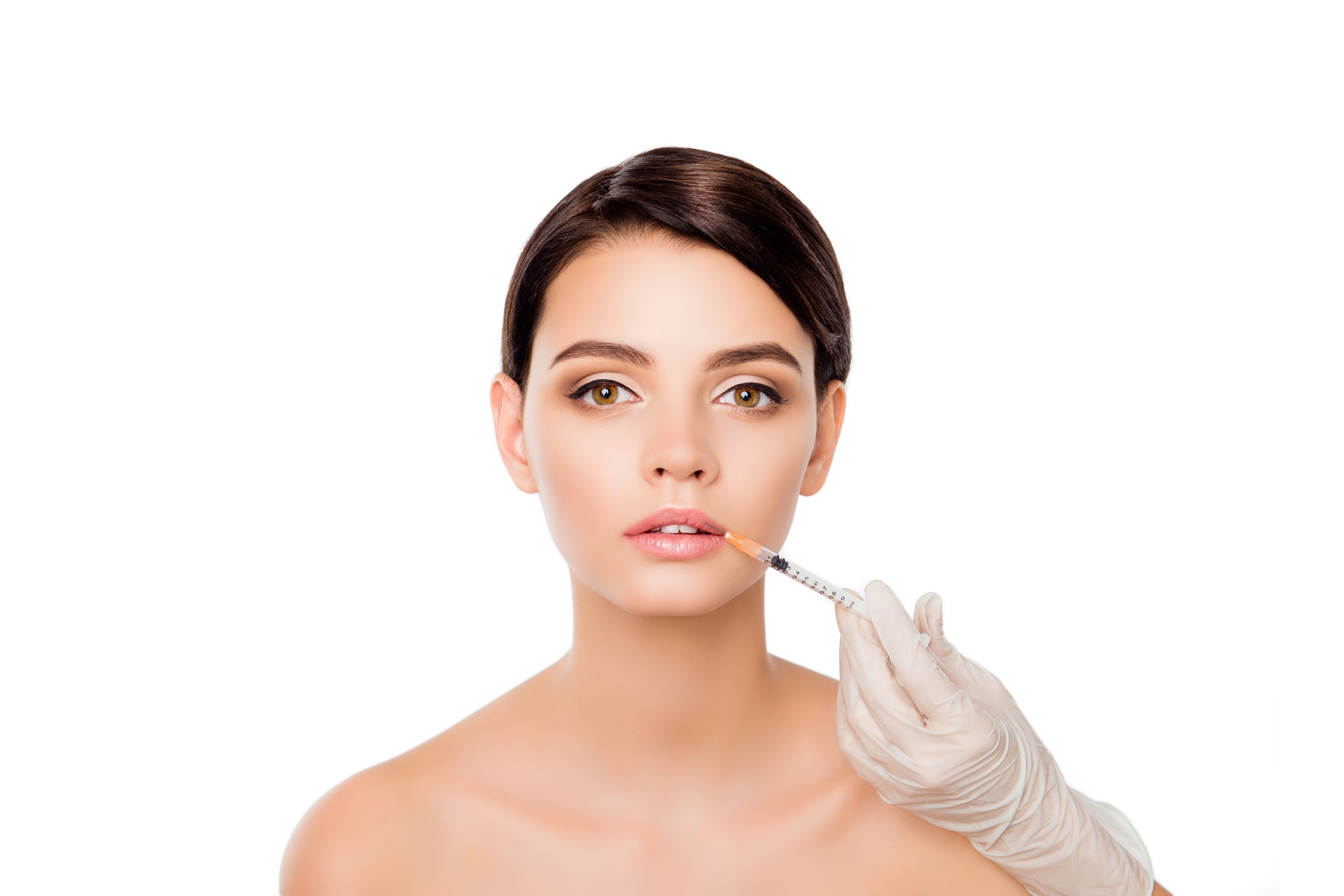 Wstrzykiwanie Botoxu w usta młodej kobiety
