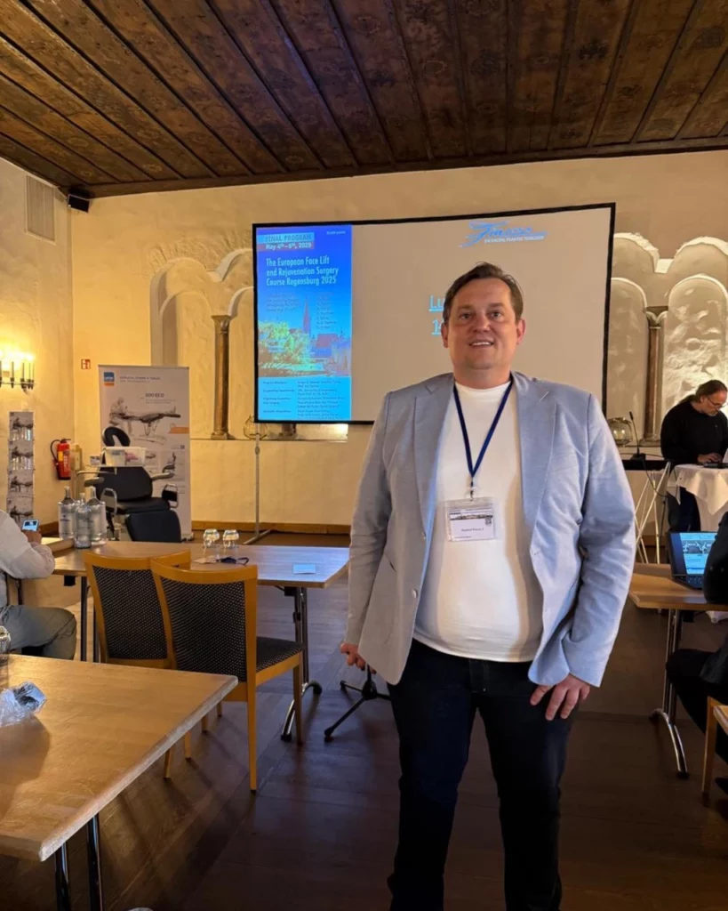 Kurs z chirurgii plastycznej dr puiorun na sali konferencyjnej