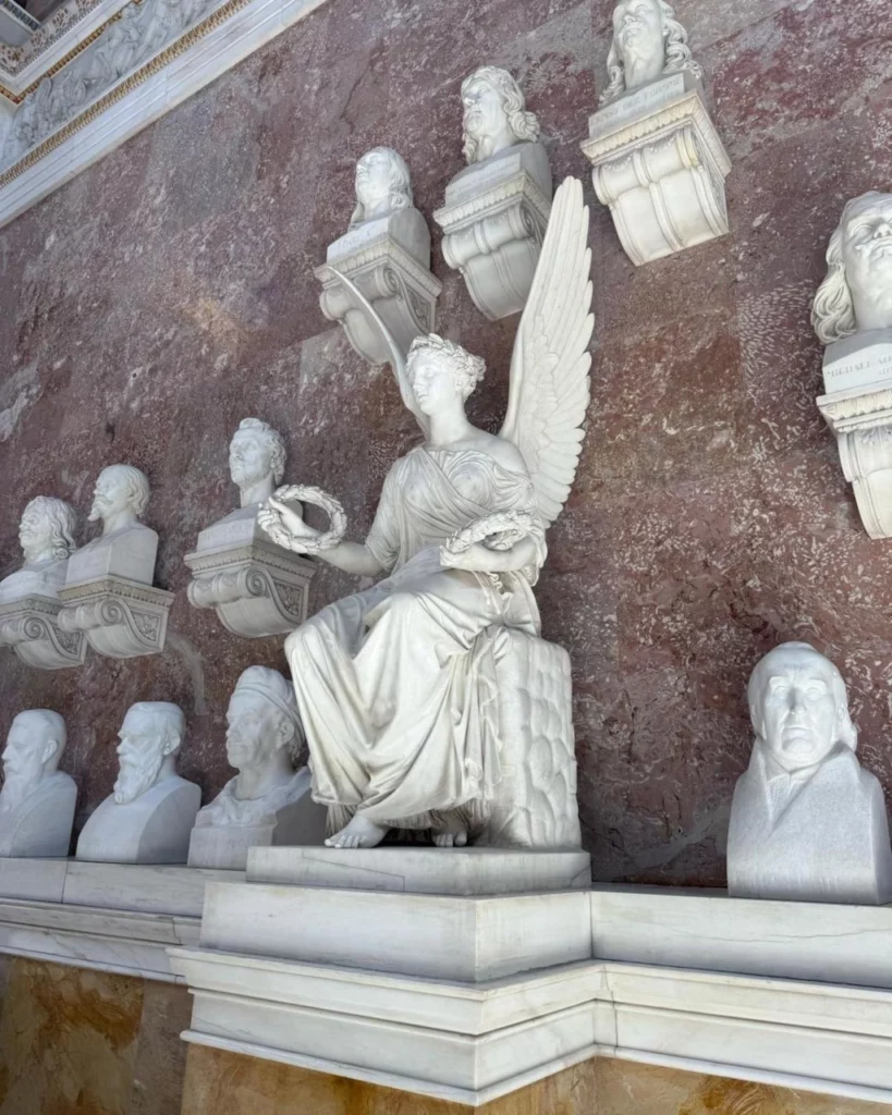 Kurs z chirurgii plastycznej rzeźby na ścianie