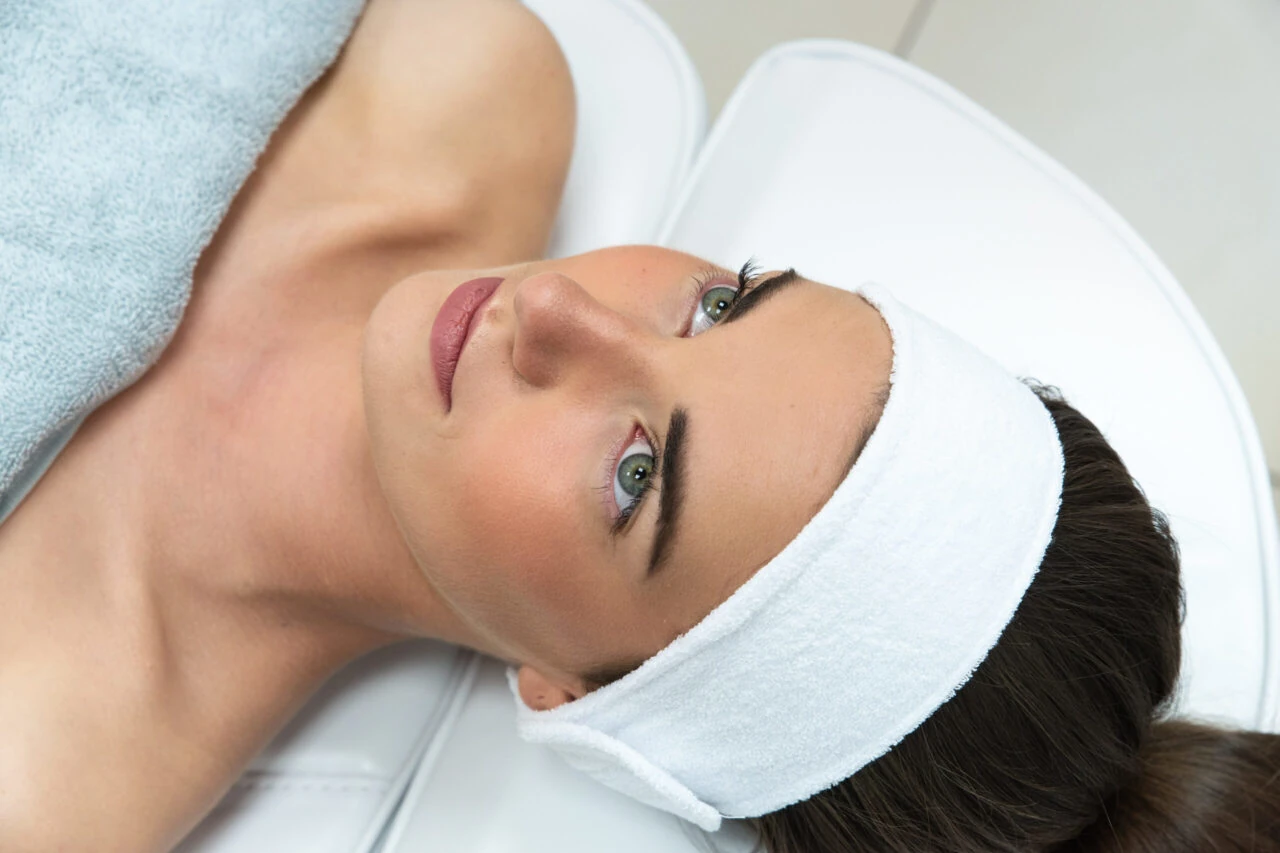 twarz leżącej kobiety podczas zabiegu pielęgnacyjnego