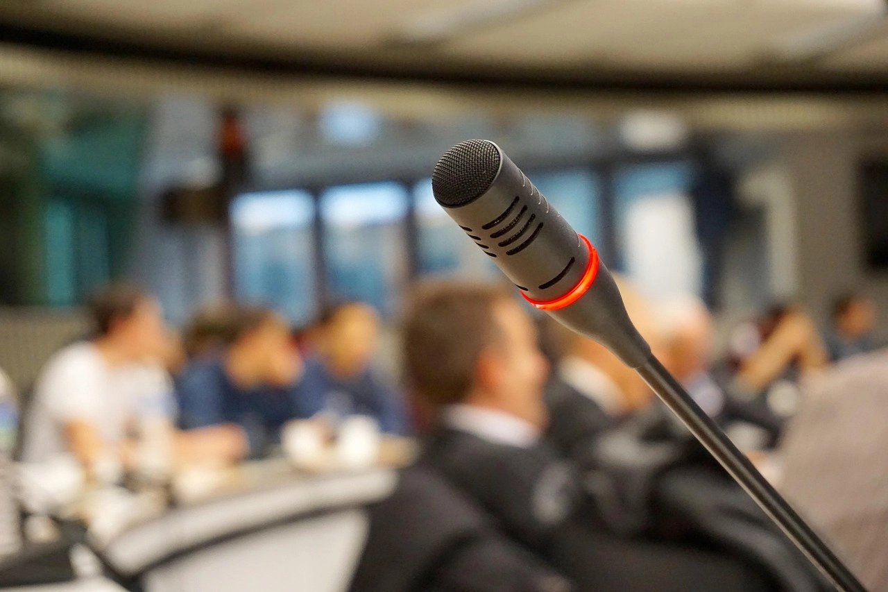 Mikrofon na konferencji